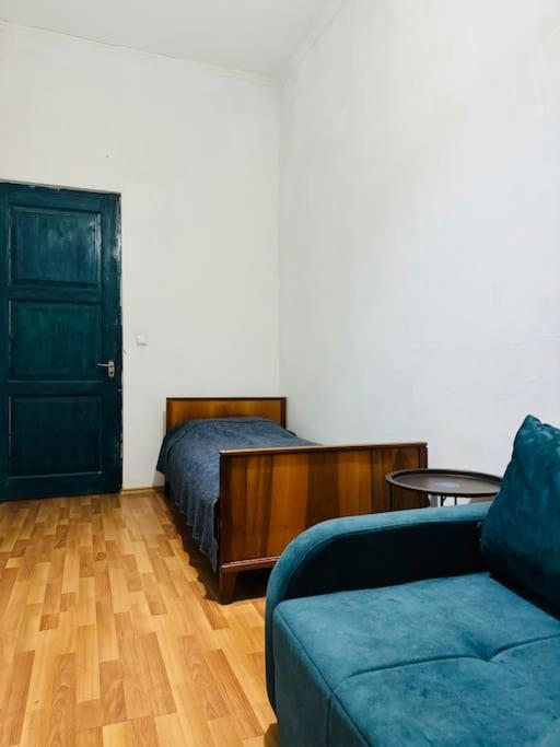 Cozy Art House In An Old Apartment